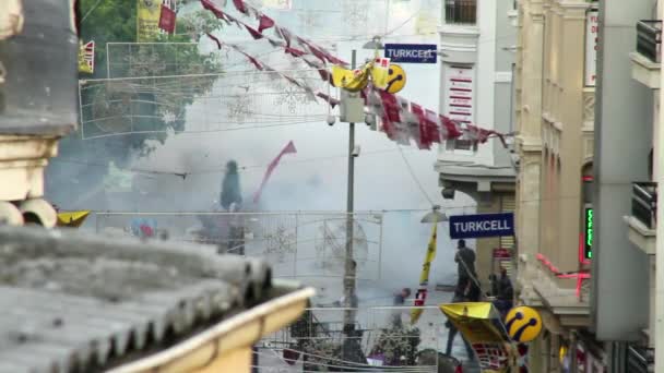 시위 참가자들 사이의 충돌, 이스탄불의 게지 시위중에 경찰 이 전기 가스를 발사하다 — 비디오