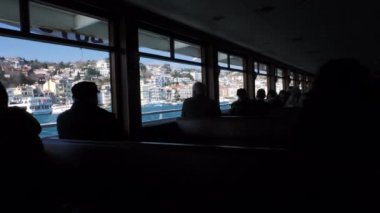 İstanbul 'da Virüs Günlerinde Feribot Sosyal Mesafesi Yolcularının Silüeti