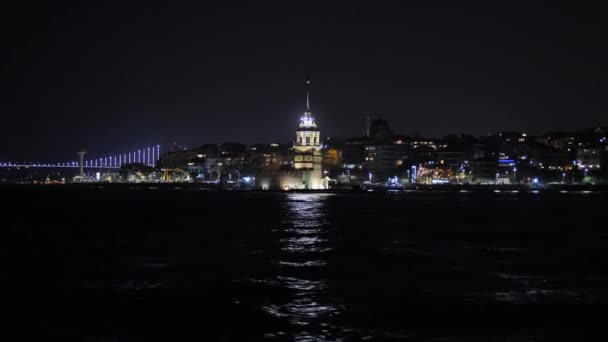 Kiváló minőségű felvételek a Maidens Tower Kiz Kulesi-ről éjszaka Isztambulban — Stock videók