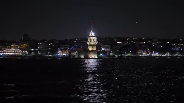 Hoge kwaliteit Beelden van Maidens Tower Kiz Kulesi 's nachts in Istanbul — Stockvideo