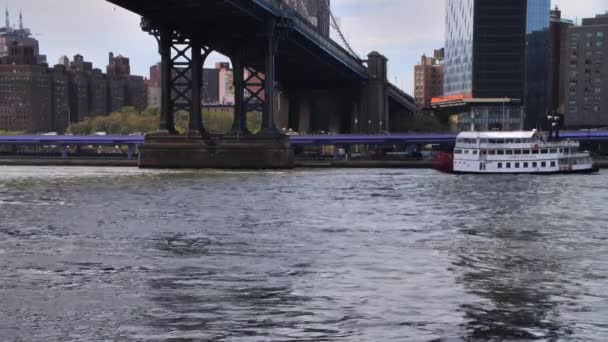 New York City Riverboat ve hızlı feribot Manhattan Köprüsü 'nün altından geçiyor — Stok video