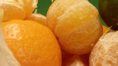 Yeşil Ekran ile Çok Yakın Makro Çekimde Mandarin Portakalları Arasında İlerleme