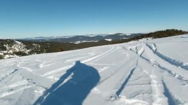 Pov Snowboarding Dia Ensolarado Ângulo Baixo — Vídeo de Stock