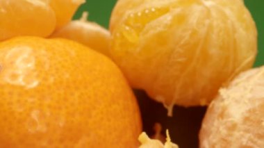 Yeşil Ekran ile Çok Yakın Makro Çekimde Mandarin Portakalları Arasında İlerleme
