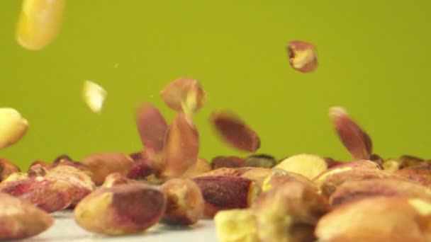 Pistácie ořechy pádu v makro extrémní pomalý pohyb — Stock video