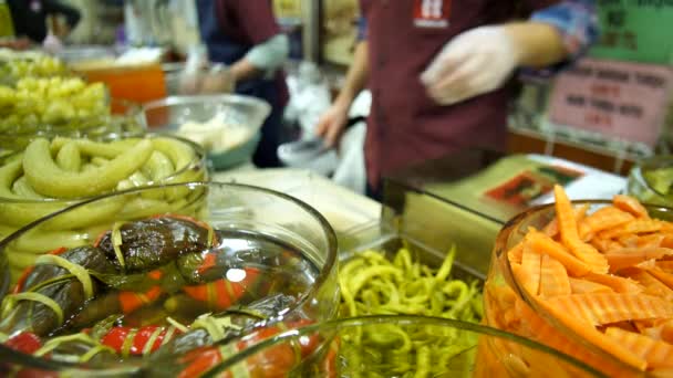 Een Man bereidend Mix Pickled Grostes in een Pickle Shop in Istanbul — Stockvideo
