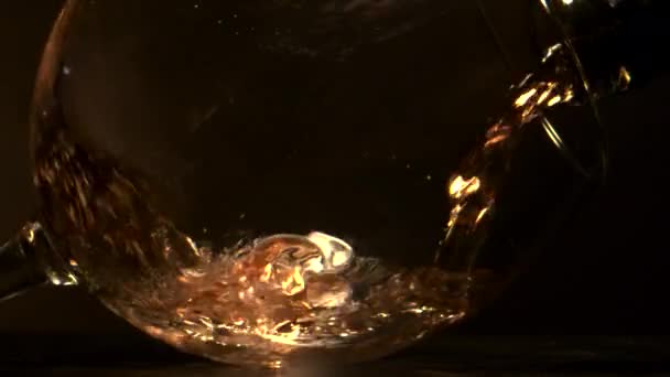 Blush Vino vertiendo en vidrio Extreme Slow Motion — Vídeo de stock