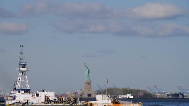 Nave Carico Che Passa Davanti Alla Statua Della Libertà New — Video Stock