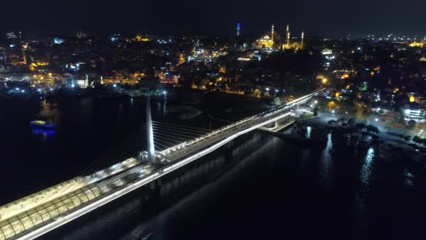 Luftaufnahme Der Altstadt Über Straßenbahnbrücke Und Süleymaniye Moschee Istanbul Nacht — Stockvideo