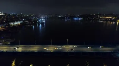 İstanbul Altın Boynuzu 'ndaki Atatürk Köprüsünden Geçen Arabaların Hava Aracı Görüntüsü