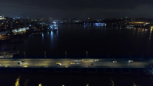 黄金の角イスタンブールのアトラクト橋を通過する車の空中ドローン映像 — ストック動画
