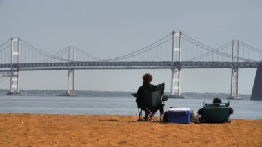 Çift Chesapeake Körfezi 'ndeki Sandy Plajı' nda dinleniyor.