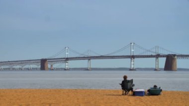 Çift Chesapeake Körfezi 'ndeki Sandy Plajı' nda dinleniyor.