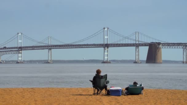 Ζευγάρι Χαλαρώνει Στην Παραλία Sandy Στον Κόλπο Chesapeake — Αρχείο Βίντεο