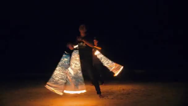 两名男杂技演员表演精彩的火势表演 — 图库视频影像