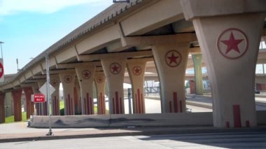 Teksas Yalnız Yıldız Sembolü Süper Yavaş Çekimde Dallas Otoyol Sütunları
