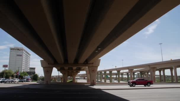 Dallas Highway Sloupce Symbolem Texas Lone Star Super Pomalém Pohybu — Stock video