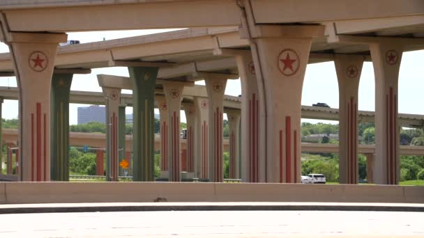 Columnas Autopista Dallas Con Símbolo Texas Lone Star Super Slow — Vídeo de stock