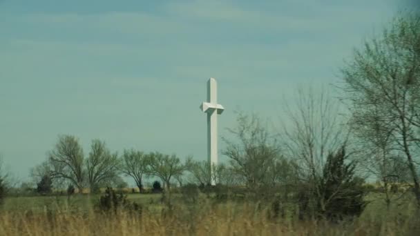 Огромный Белый Святой Крест Проходящий Шоссе Юге Сша Super Slow — стоковое видео