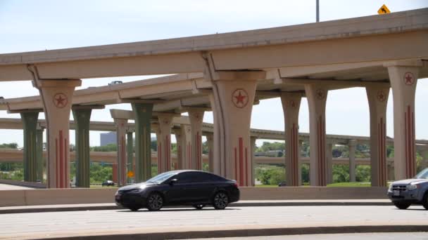 Dallas Highway Columns Texas Lone Star Symbol Super Slow Motion — Stock Video