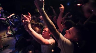 Taraftarlar Austin, Teksas 'ta Bir Rock Konseri' nde Şarkı Söylüyor