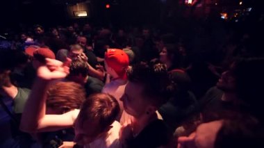 Trance 'deki Seyirci Heyecanlı Rock Konseri Aşırı Yavaş Hareket Austin, Teksas