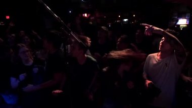 Trance 'deki Seyirci Heyecanlı Rock Konseri Aşırı Yavaş Hareket Austin, Teksas