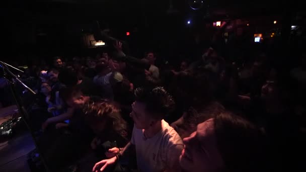 Crowd Surfing Headbanging Rock Concert Super Slow Motion Στο Ώστιν — Αρχείο Βίντεο