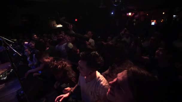 Crowd Surfing Headbanging Bei Einem Rockkonzert Super Slow Motion Austin — Stockvideo