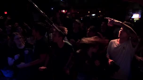 Κοινό Στο Trance Excited Στο Rock Concert Extreme Slow Motion — Αρχείο Βίντεο