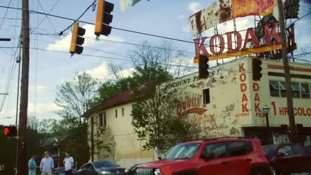 Eski Kodak Fotoğraf Dükkanı Yavaş Çekimde Arabadan Geçiyor Atlanta Usa — Stok video