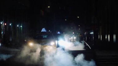 Bisikletçi Silueti Gece Yavaş Çekimde Yansıtılıyor, New York