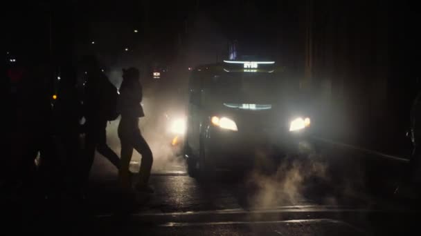 夜のニューヨーク市蒸気 煙を通してスローモーションの歩行者 — ストック動画