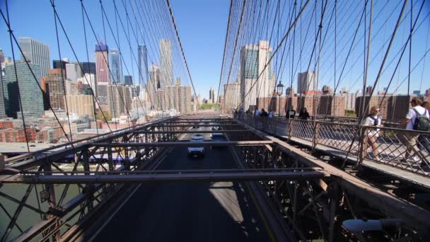 Coches Cámara Lenta Extrema Pasando Por Puente Brooklyn — Vídeos de Stock