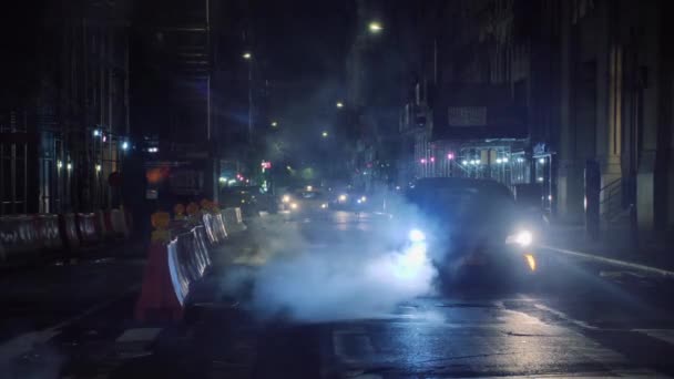 New York City Steam Natten Bilar Som Kör Genom Rök — Stockvideo