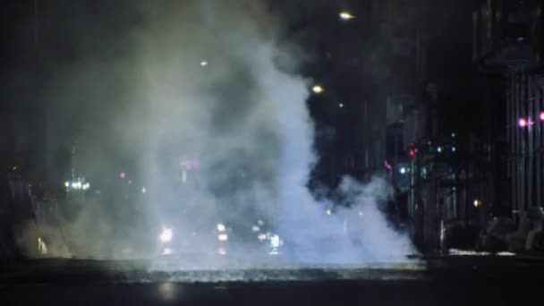 New York City Vapore Notte Automobili Che Guidano Attraverso Fumo — Video Stock