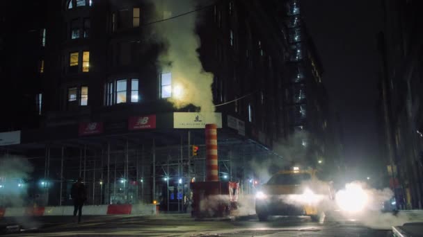 New York City Steam Natten Bilar Som Kör Genom Rök — Stockvideo