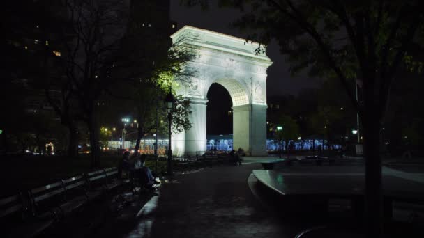 一对夫妇坐在华盛顿广场公园 纽约市的夜晚 — 图库视频影像
