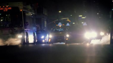 Geceleyin New York Şehir Buharı - Dumandan Yavaş Çekilen Arabalar