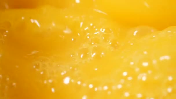 Sinaasappel Mandarijn Citroensap Mengen Voor Het Maken Van Ijs Macro — Stockvideo