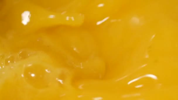 オレンジマンダリンレモンジュースアイスマクロを作るための混合物超スローモーション — ストック動画