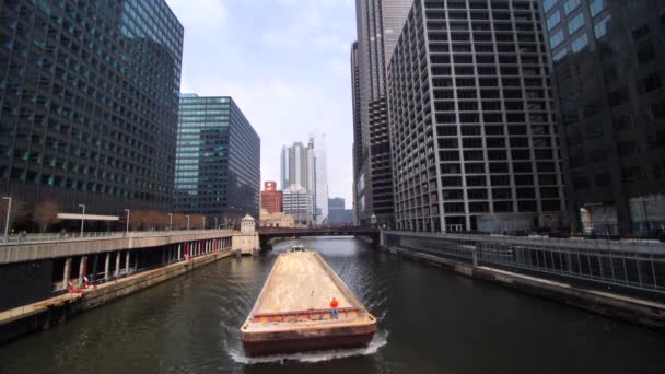 Tug Cargo Lodní Průsmyky Řece Chicago Centru Města — Stock video