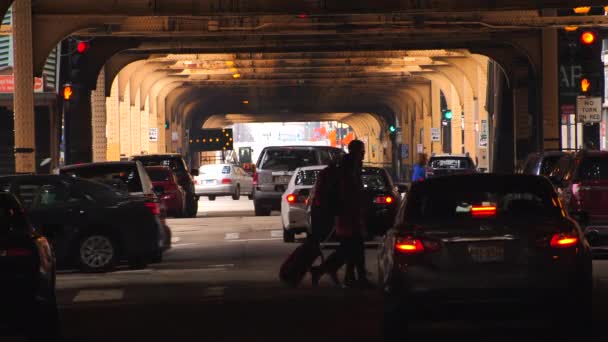 Traffico Urbano Chicago Sotto Linea Della Metropolitana — Video Stock