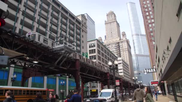 芝加哥轨道交通管理局列车在市区通过 — 图库视频影像