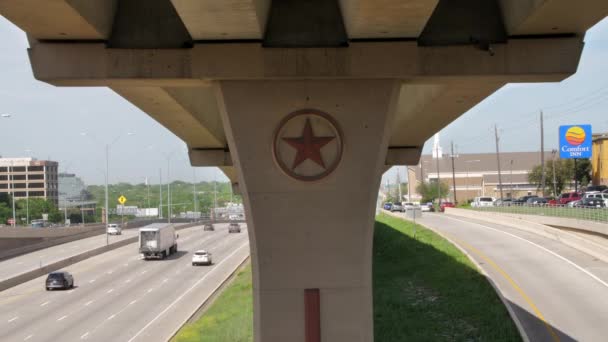 Colonnes Dallas Highway Avec Texas Lone Star Symbol — Video