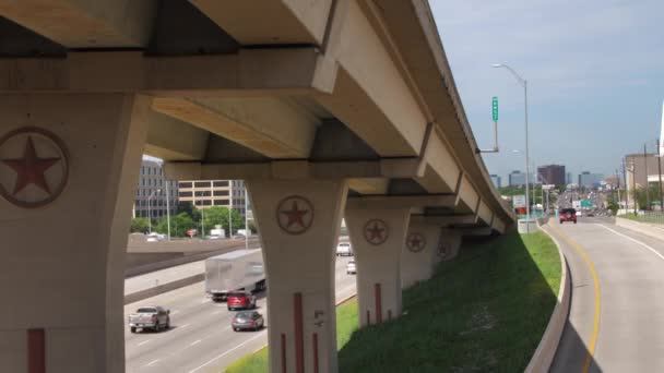 Colonnes Dallas Highway Avec Texas Lone Star Symbol — Video