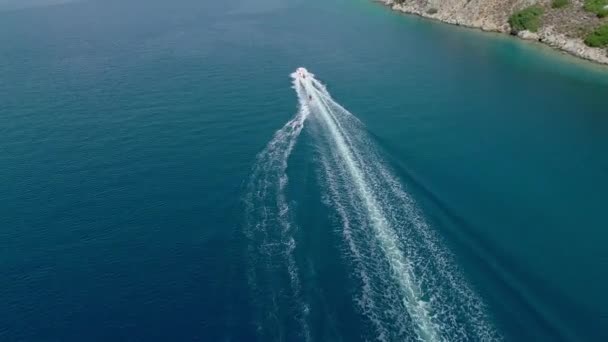 Luchtfoto Van Een Persoon Waterskiën Aan Een Prachtige Middellandse Zeekust — Stockvideo