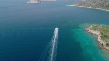 Güzel Akdeniz Sahili 'nde Bir İnsan Su Kayağı Hava Görüntüsü
