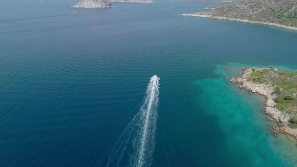 Luftaufnahme Einer Person Beim Wasserskifahren Der Wunderschönen Mittelmeerküste — Stockvideo