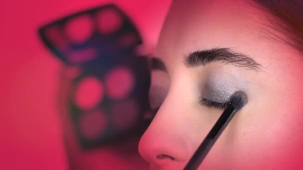 Stylish Close Shot Makeup Artist Trabalhando Olhos Jovem — Vídeo de Stock